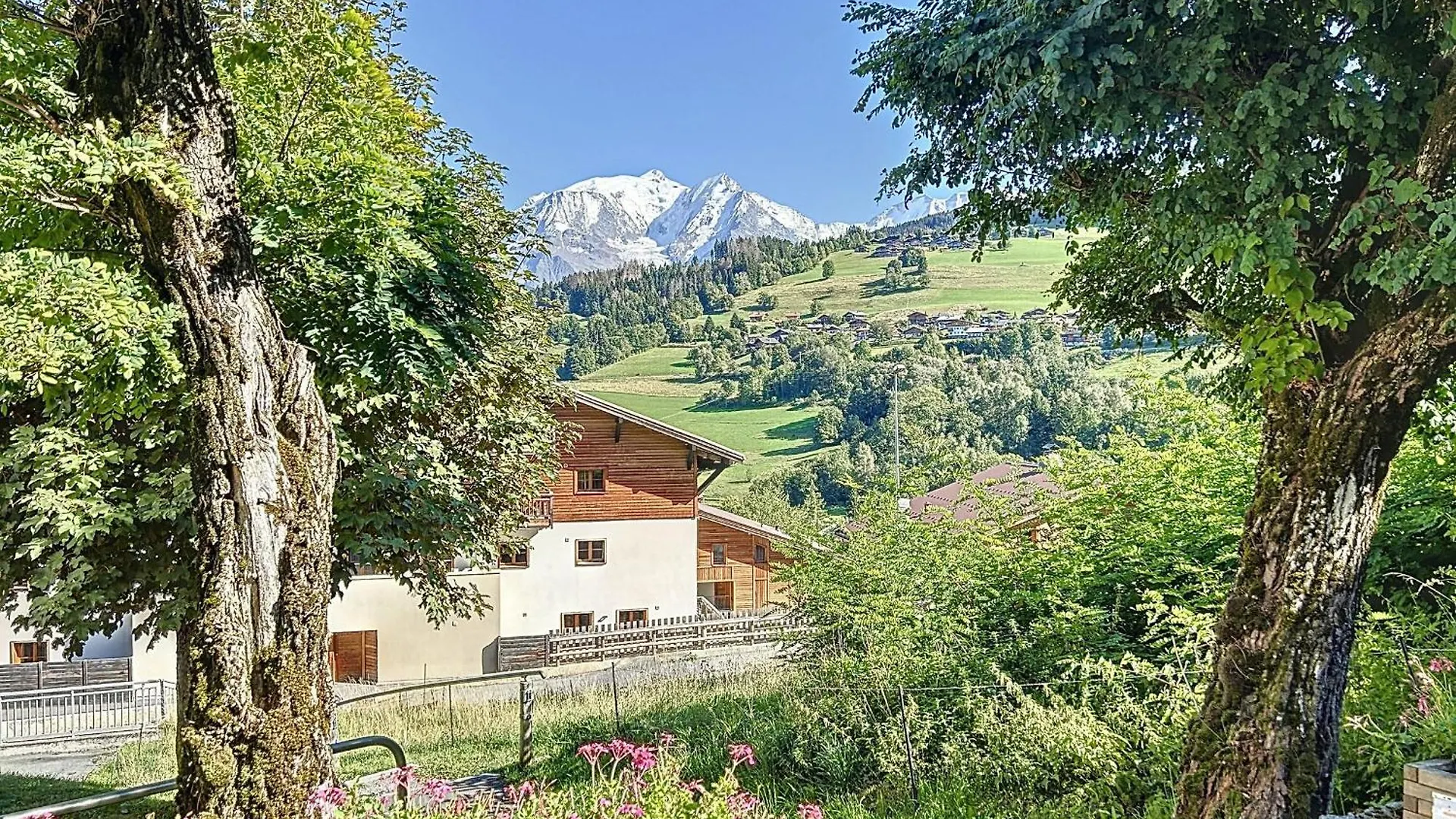 Bel Apt Au Centre De Combloux Avec Jardin, Balcon, Wifi Et Parking A 300M Des Commerces - Fr-1-560-52 0*,  France